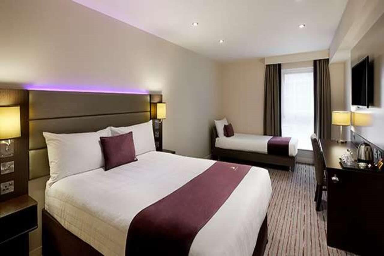 Premier Inn Woking West - A324 Buitenkant foto