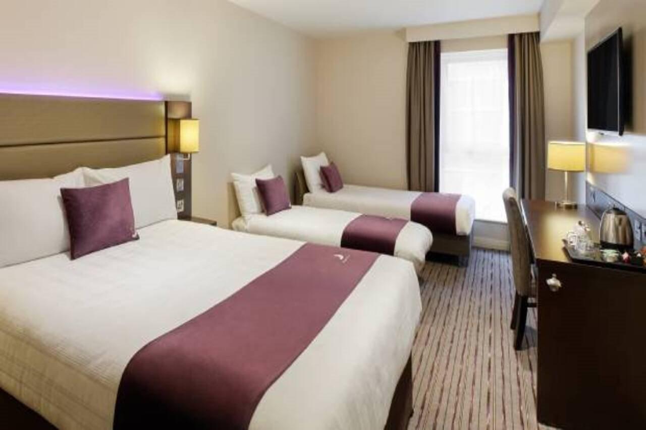 Premier Inn Woking West - A324 Buitenkant foto
