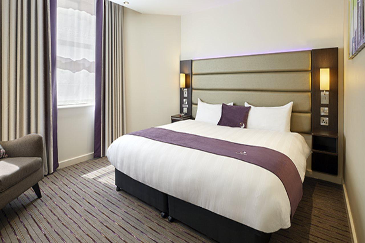 Premier Inn Woking West - A324 Buitenkant foto