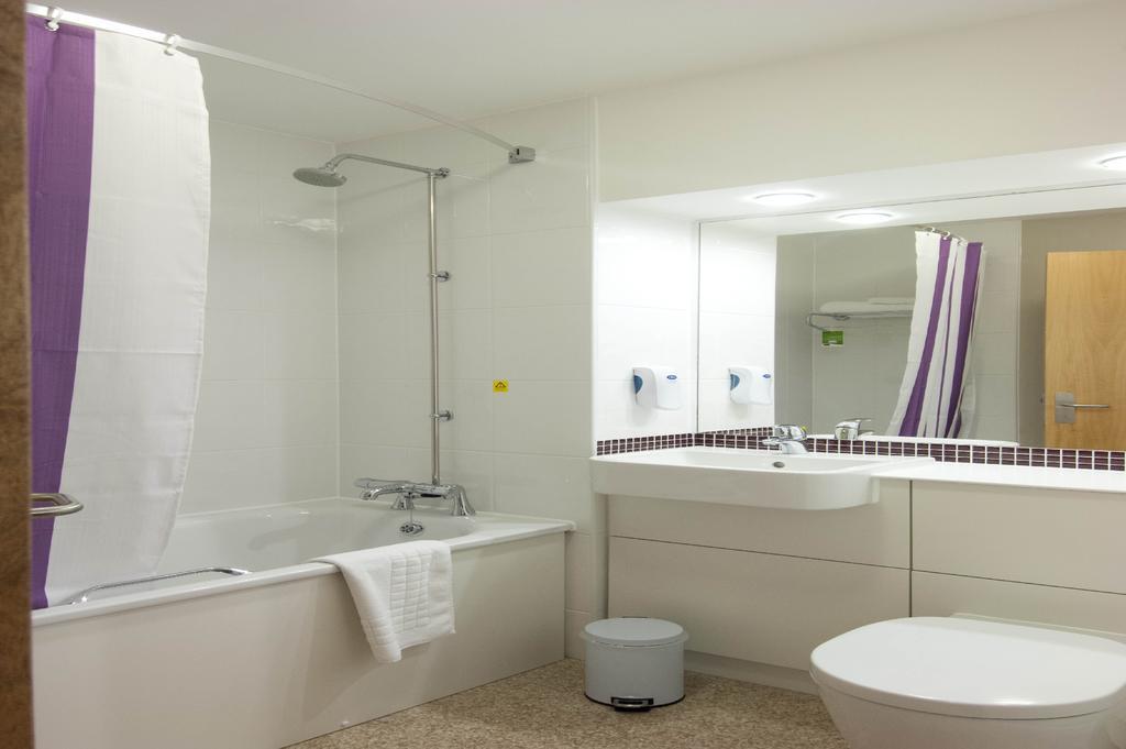Premier Inn Woking West - A324 Buitenkant foto