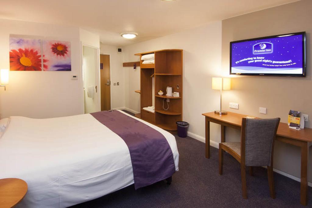 Premier Inn Woking West - A324 Buitenkant foto