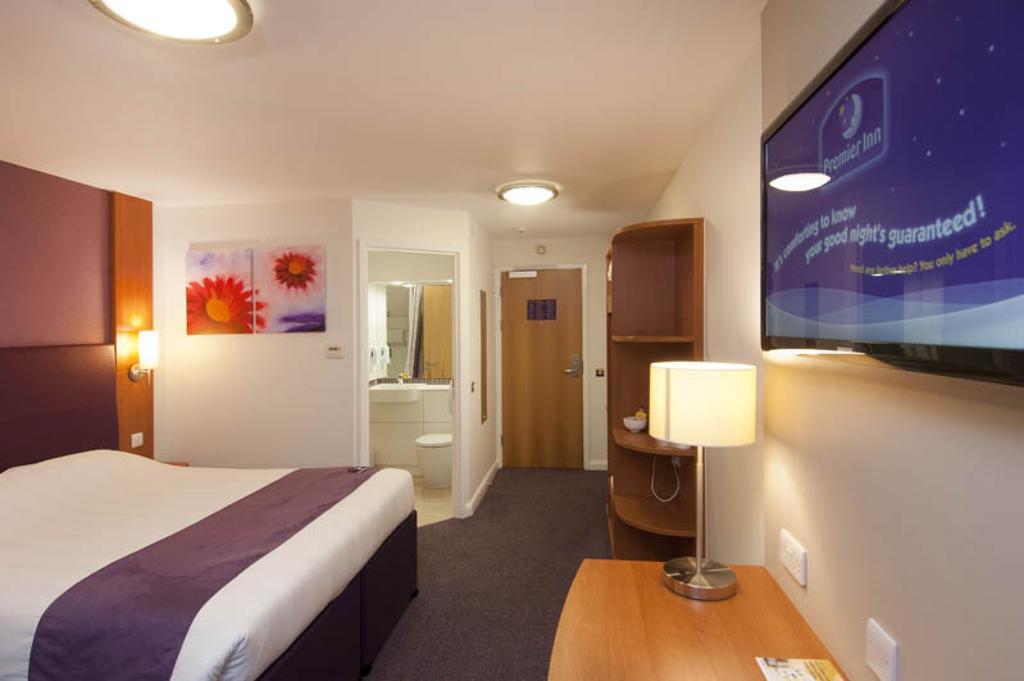 Premier Inn Woking West - A324 Buitenkant foto