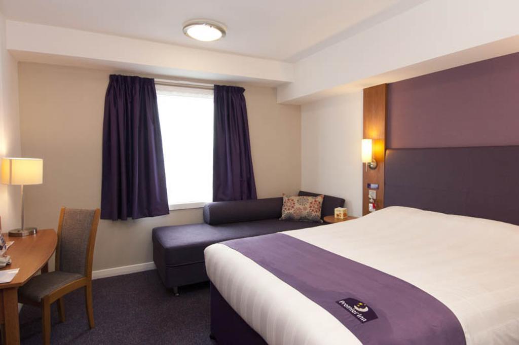 Premier Inn Woking West - A324 Buitenkant foto