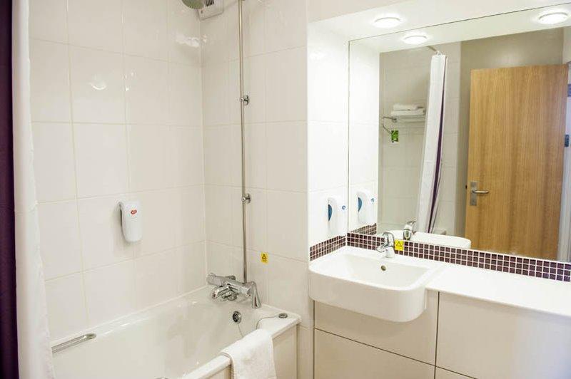 Premier Inn Woking West - A324 Buitenkant foto
