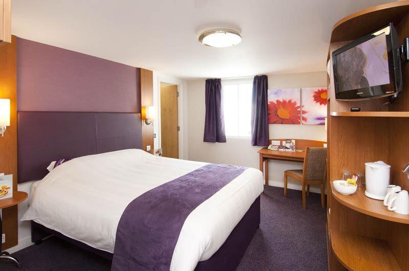 Premier Inn Woking West - A324 Buitenkant foto