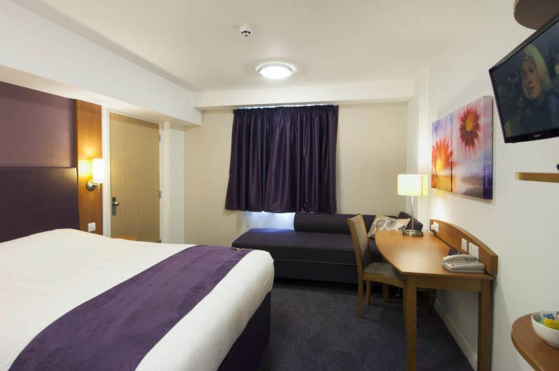 Premier Inn Woking West - A324 Buitenkant foto