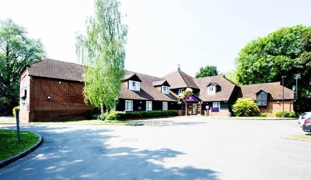 Premier Inn Woking West - A324 Buitenkant foto