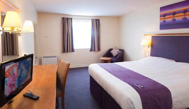 Premier Inn Woking West - A324 Buitenkant foto